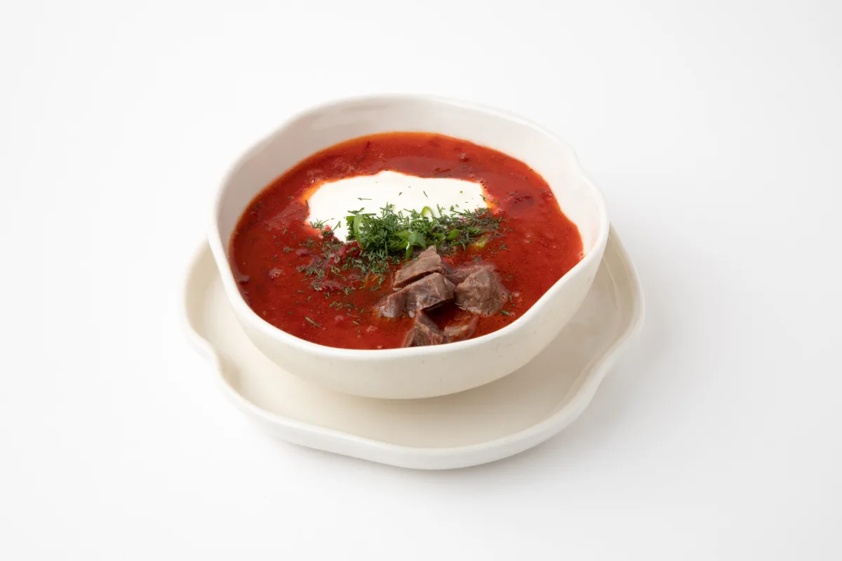 Борщ с говяжьими щечками чесноком, зеленью и сметаной
